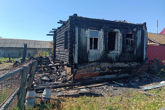 На пульт диспетчера 40 ПСЧ поступило сообщение о пожаре по ул. Садовая в селе  Б. Умыс