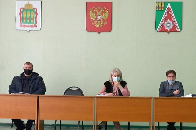 В администрации Камешкирского района провели заседание межведомственной комиссии по налогам и сборам В администрации Камешкирского района провели заседание межведомственной комиссии по налогам и сборам