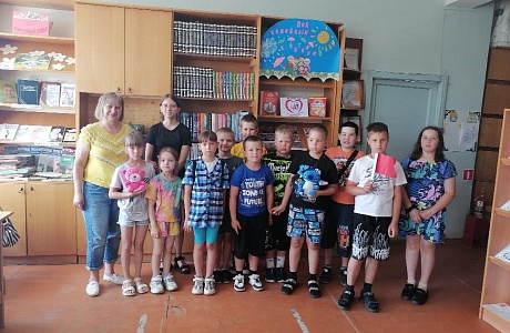 В детской библиотеке для детей из летнего пришкольного лагеря был проведен урок безопасности «Опасные сюрпризы лета»