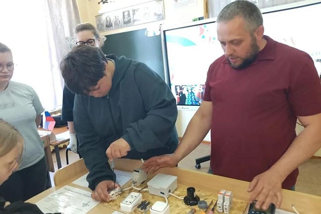 «Ток бежит по проводам» «Ток бежит по проводам»