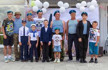 Поздравление Главы Камешкирского района Дмитрия Мануковского с Днем Воздушно- десантных войск