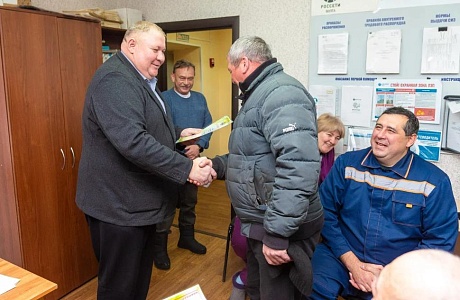 Глава Камешкирского района Дмитрий Мануковский поздравляет с Днем энергетика
