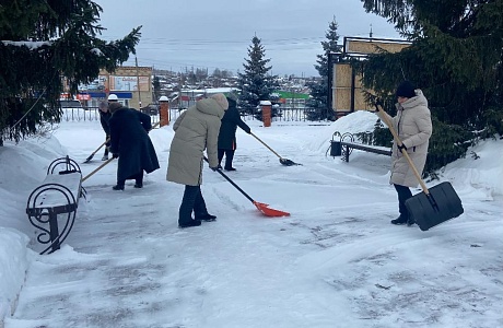 Организована работа по очистке от снега.