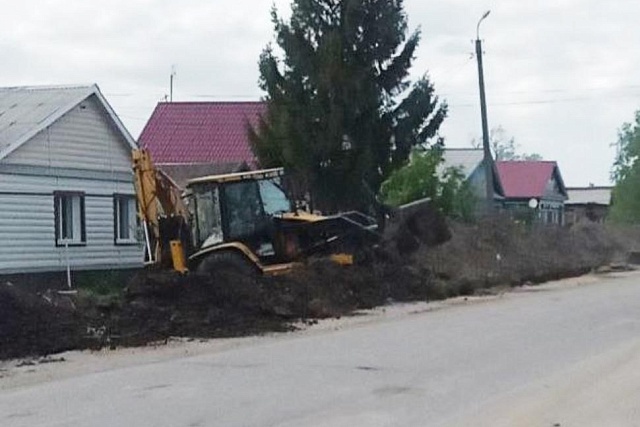 В с.Русский Камешкир продолжается капитальный ремонт водопровода по ул. Кирова     