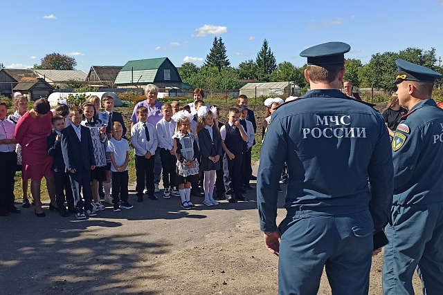 Сотрудники МЧС посетили Лапшовский филиал средней общеобразовательной школы села Русский Камешкир