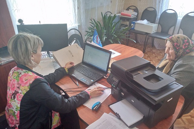 Сотрудники МФЦ Камешкирского района осуществили выезд в село Лапшово 