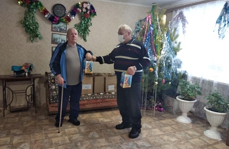 Жители пансионата для граждан пожилого возраста и инвалидов в с. Пестровка получили новогодние подарки