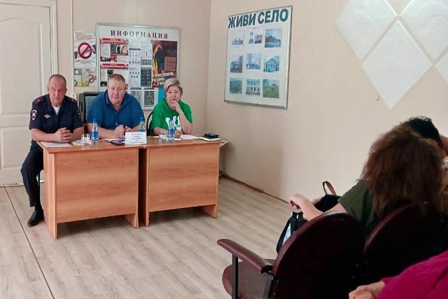 Глава Камешкирского района Дмитрий Мануковский провёл выездную встречу с жителями Новошаткинского сельсовета Глава Камешкирского района Дмитрий Мануковский провёл выездную встречу с жителями Новошаткинского сельсовета