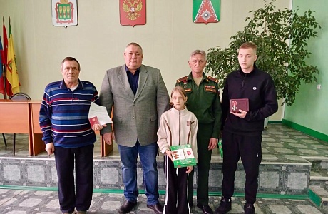 Глава Камешкирского района Дмитрий Мануковский вручил Орден Мужества родственникам погибшего военнослужащего Трошина Николая Владимировича Глава Камешкирского района Дмитрий Мануковский вручил Орден Мужества родственникам погибшего военнослужащего Трошина Николая Владимировича