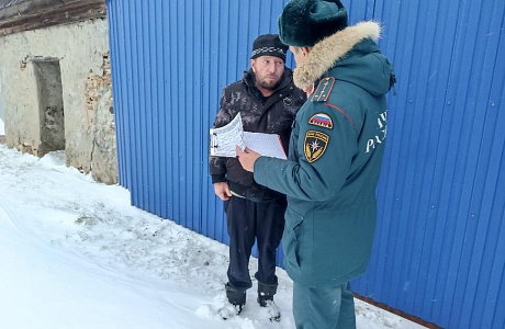 На территории Камешкирского района проводится профилактическая работа по разъяснению правил пожарной безопасности в отопительный период.