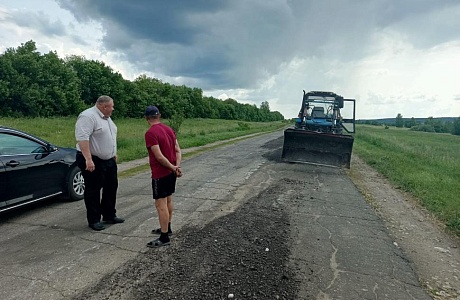  Глава Камешкирского района Дмитрий Мануковский проконтролировал работы по устранению дефектов дорожного покрытия на автодороге «с. Пестровка-с. Порзово»