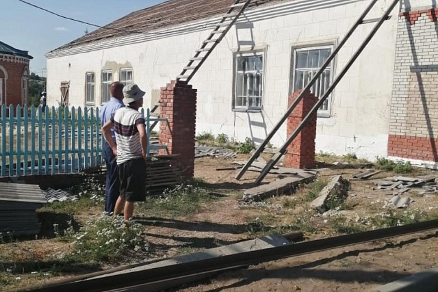 И.о. Главы администрации Камешкирского района Сергей Коновалов проконтролировал выполнение работ по ремонту кровли спортивного клуба "Комсомолец"