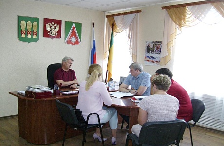 Глава администрации Камешкирского района Сергей Хазов провел рабочее совещание с представителями компании регионального оператора по вывозу мусора