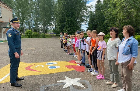 Сотрудники МЧС продолжают проведение занятий в детских пришкольных лагерях. 