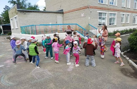 Радостно и звонко встретили лето в детском саду