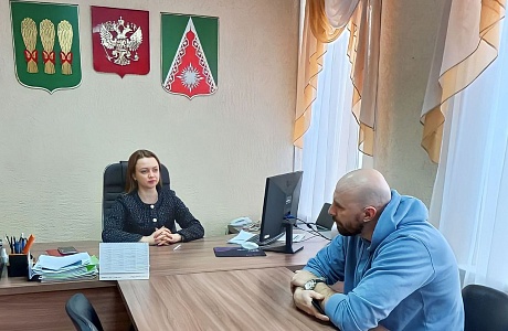 Глава администрации Камешкирского района Ольга Белянина провела рабочую встречу с индивидуальным предпринимателем Андреем Логвиненко