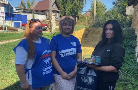 "Единая Россия" и Молодая Гвардия помогают семьям в подготовке к школе