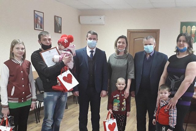 Многодетная семья получила выплату на улучшение жилищных условий