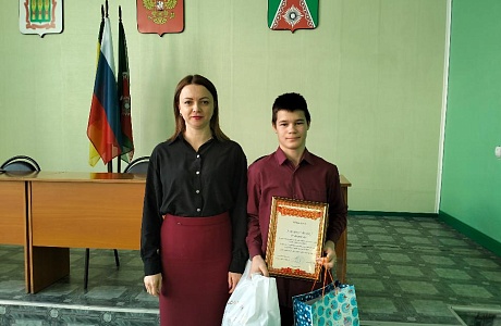 Глава администрации Камешкирского района Ольга Белянина вручила благодарность юному спортсмену 